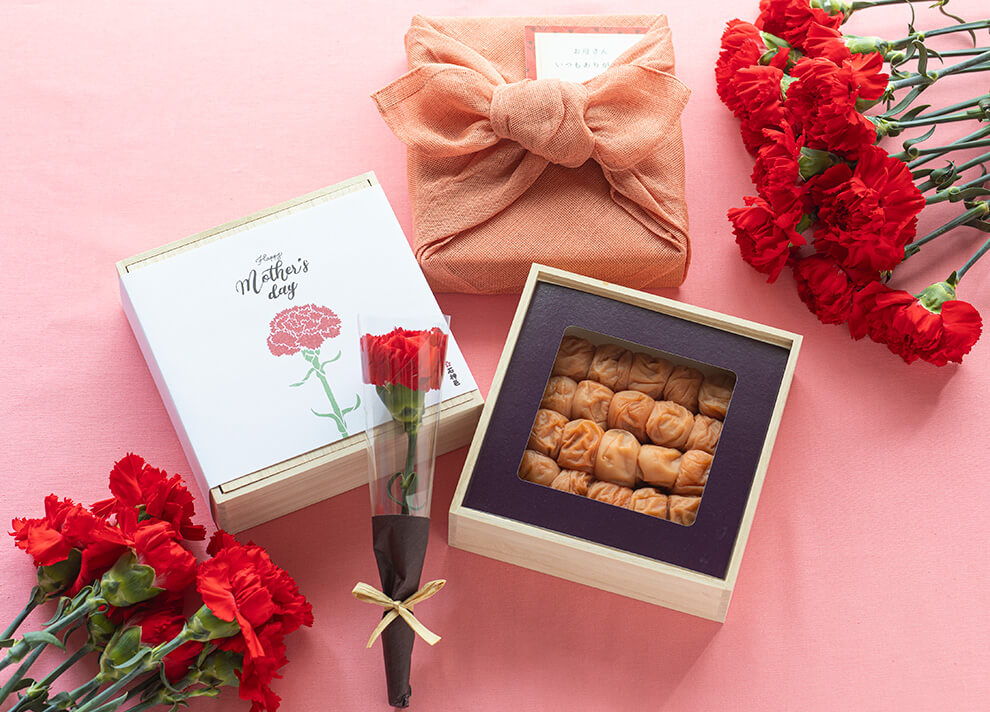 母の日に。オリジナル掛け紙の梅干木箱を「花ふきん」包んだギフトセット。